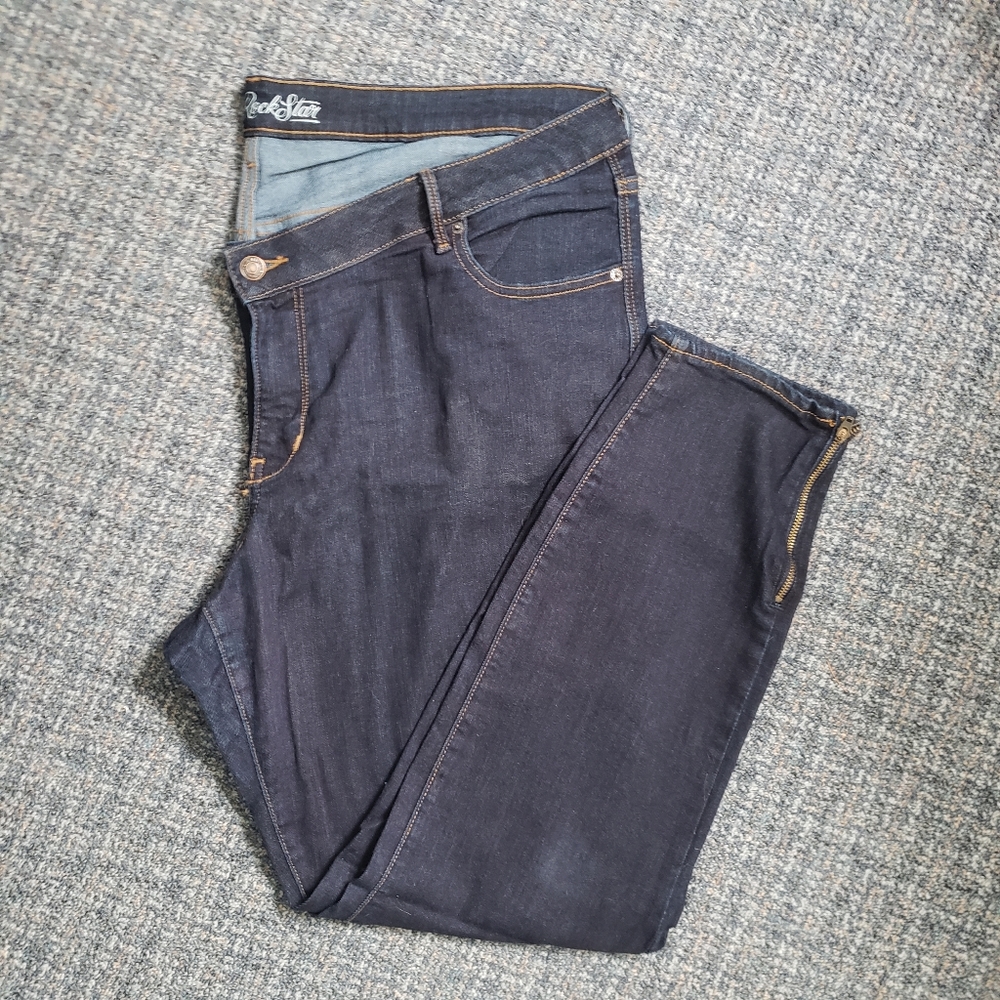 Skinny jeans with zippered ankles
